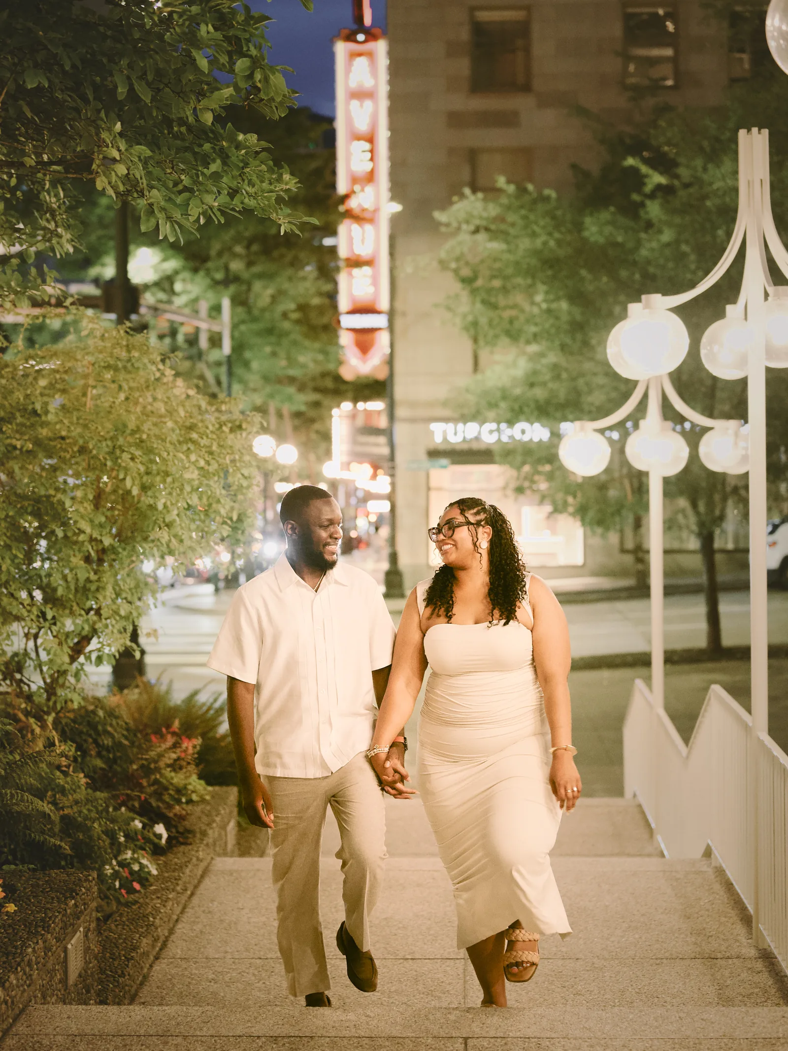 Pareja caminando de la mano por la noche en el centro de Seattle