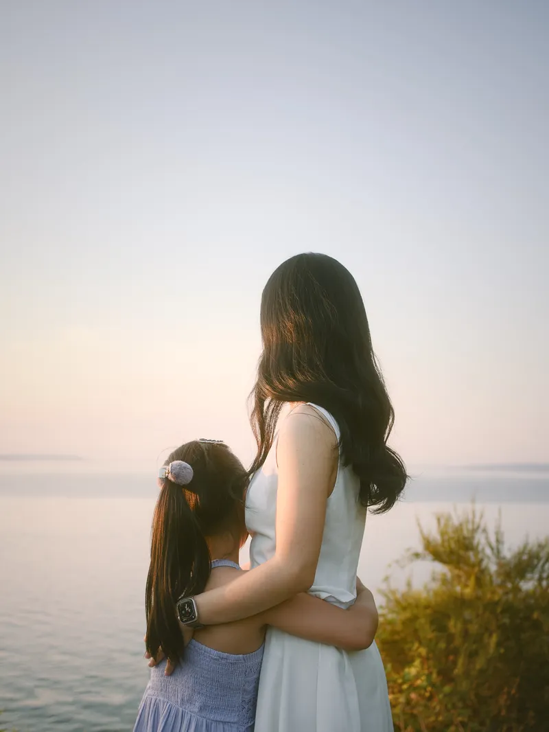 Discovery Park coastal bluffs senior photoshoot overlooking Puget Sound in Seattle