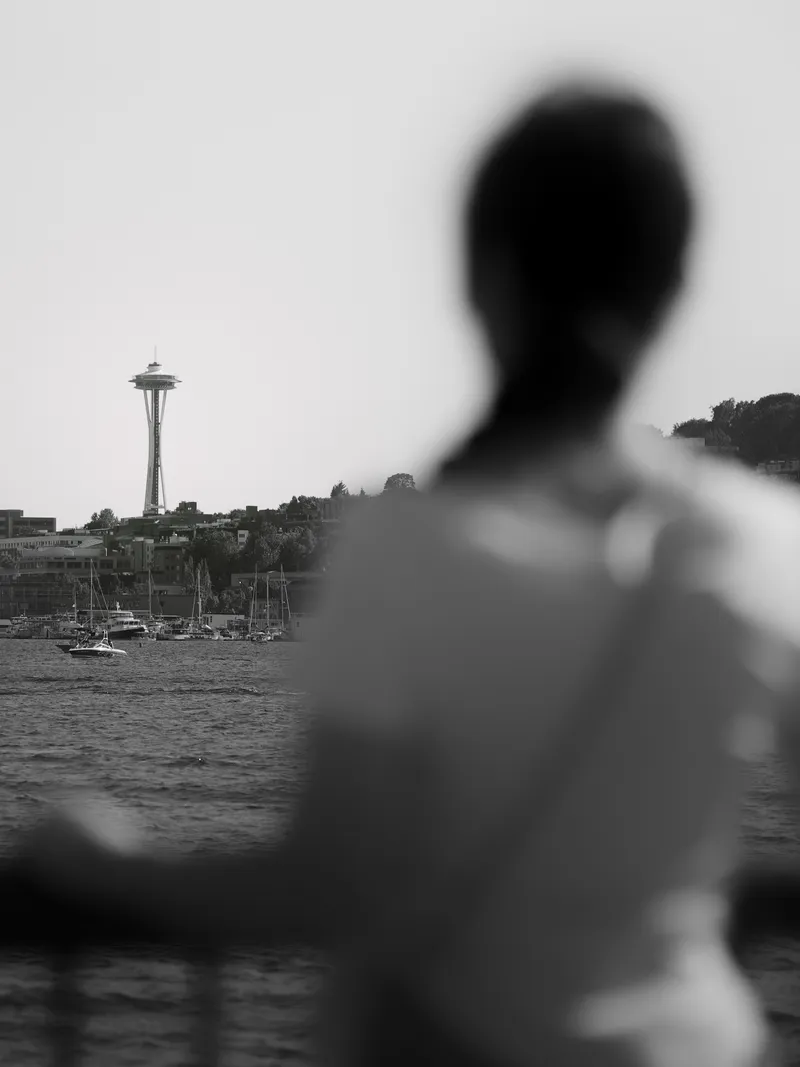 Gas Works Park senior portrait overlooking Lake Union and Seattle Space Needle