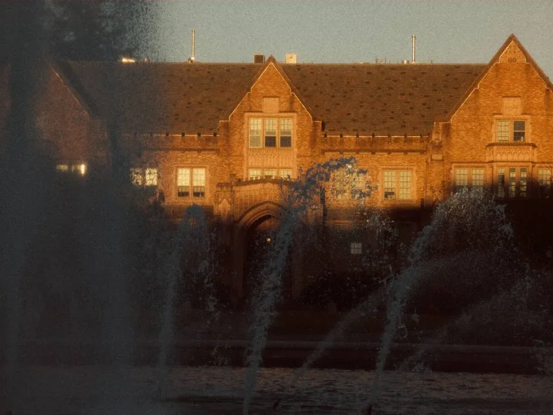 Drumheller Fountain 뒤로 보이는 UW 벽돌 건물에 비친 저녁의 황금빛