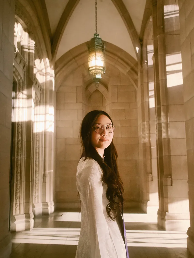 UW Suzzallo & Allen Library 졸업 초상화를 위한 황금빛 햇빛의 고딕 양식의 입구 아치형 통로