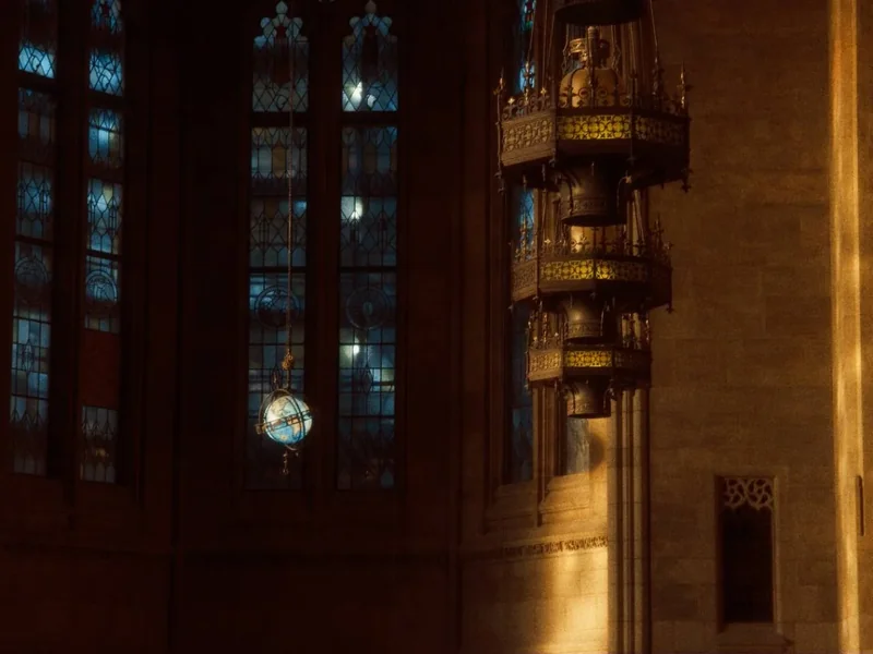 Suzzallo Library 내부의 스테인드글라스 창문, 매달린 지구본, 장식 목공