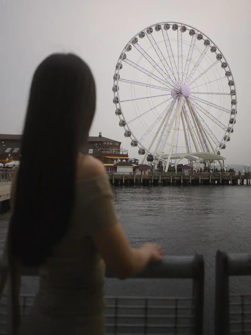 Seattle Great Wheel y el muelle frente al mar retrato nocturno con vistas Puget Sound